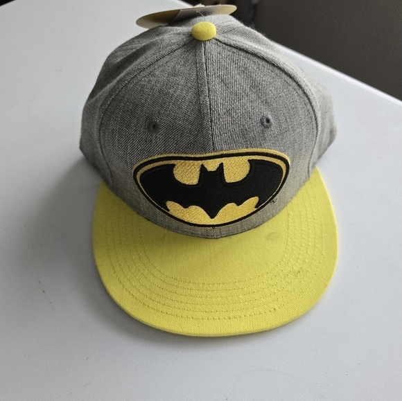 Batman Men Hat OS Yellow Snapback Bat Signal Emblem Logo Embroidered New - Picture 1 of 8